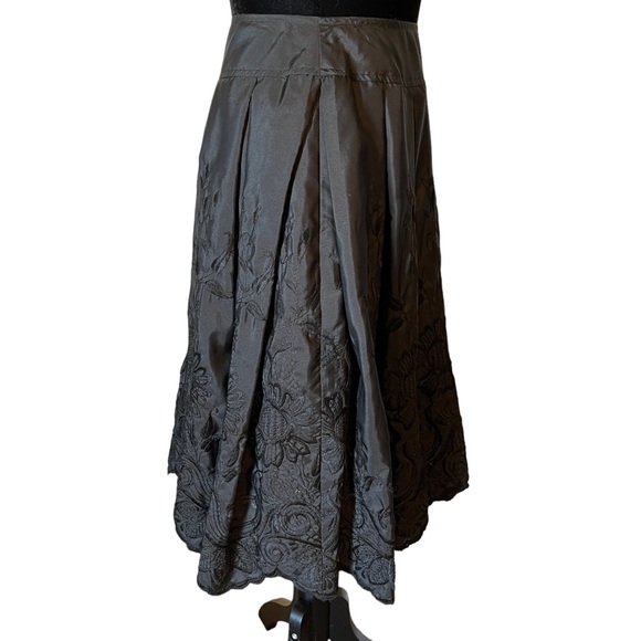 Renfrew Black Embroidery Full Skirt - Picture 4 of 11